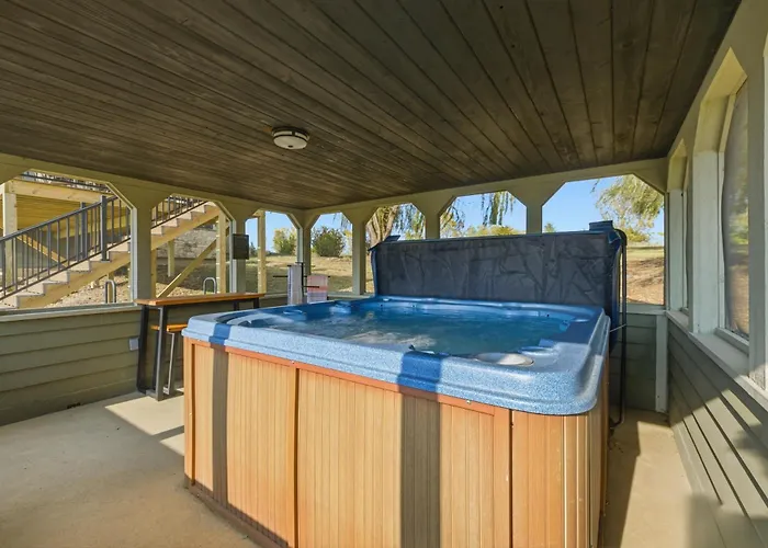 5br Retreat With Hot Tub And Game Holiday home *