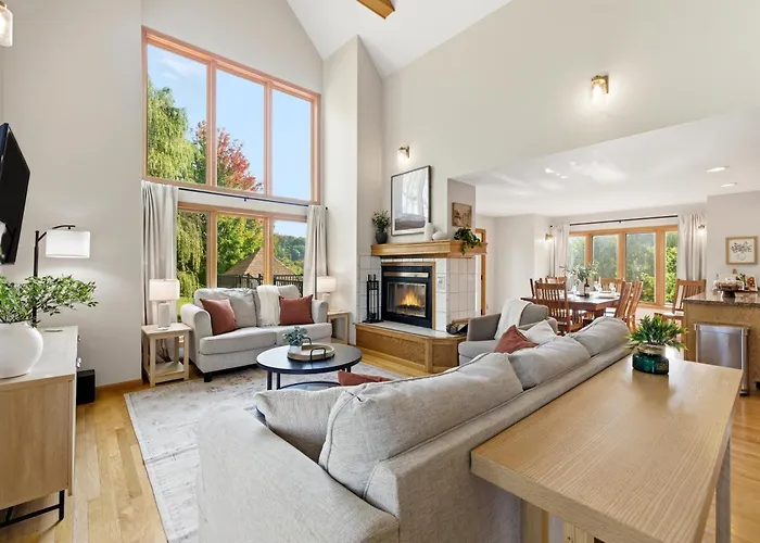 Holiday home 5br Retreat With Hot Tub And Game *