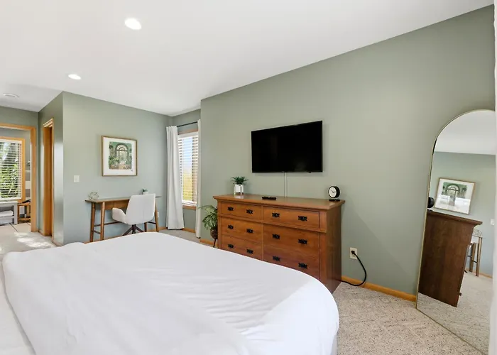 5br Retreat With Hot Tub And Game Holiday home