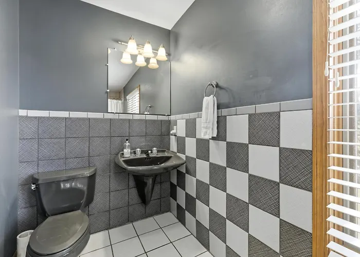 Holiday home 5br Retreat With Hot Tub And Game *