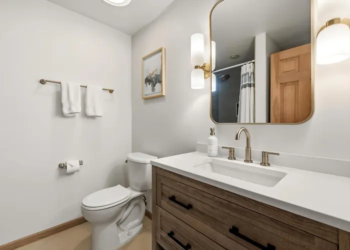 Holiday home 5br Retreat With Hot Tub And Game