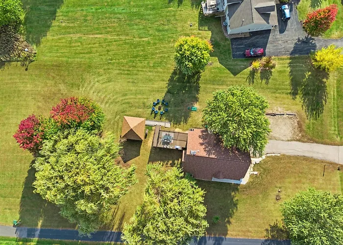Holiday home 5br Retreat With Hot Tub And Game